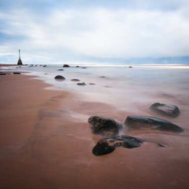 Büyük taşlı deniz kıyısı