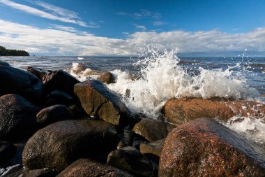 Büyük taşlı deniz kıyısı