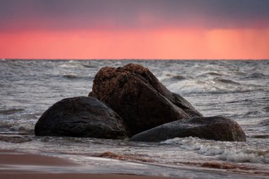 Gün batımında deniz kıyısında