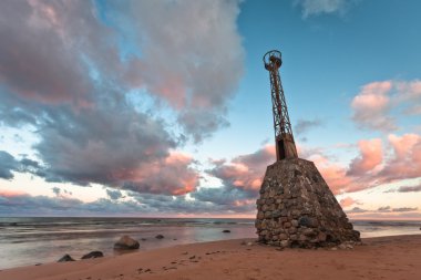 Deniz kıyısındaki gözlem kulesi