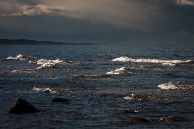 Güneşli bir günde deniz kıyısı