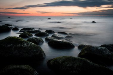 Gün batımında deniz kıyısında