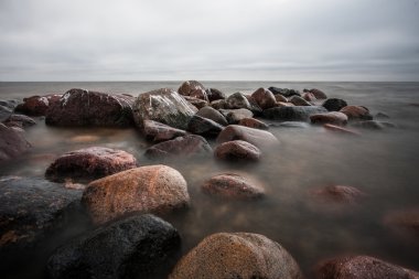Büyük taşlı deniz kıyısı