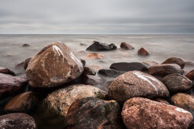 Büyük taşlı deniz kıyısı