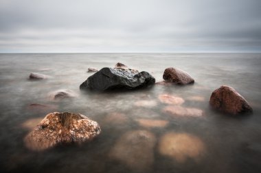 Büyük taşlı deniz kıyısı