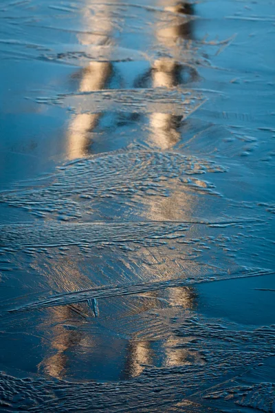 Eau Bleue Avec Glace Hiver — Photo