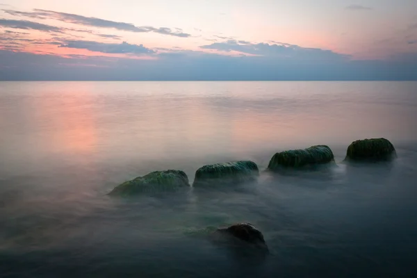 Costa Mar Com Pedras Pôr Sol — Fotografia de Stock