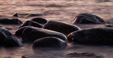 Büyük taşlı deniz kıyısı