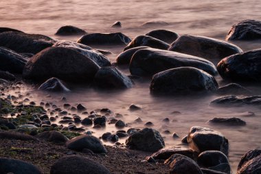 Gün batımında deniz kıyısında