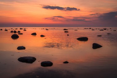 Gün batımında deniz kıyısında