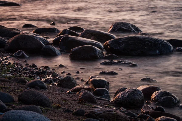 有大石头的海岸 — 图库照片