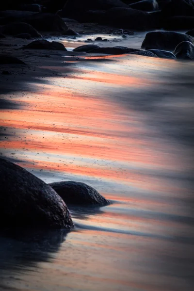 Gün batımında deniz kıyısında