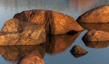 Deniz suyunda büyük taşlar