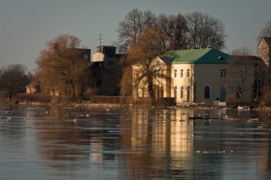 Parktaki eski ev.
