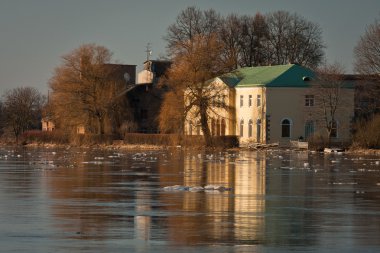 parkta nehir üzerinde ev