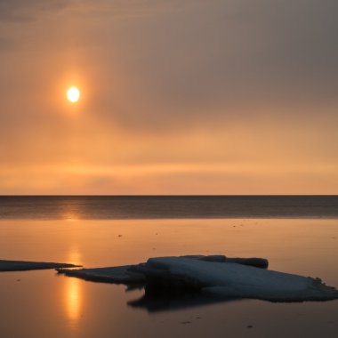Sahilde gün doğumu. gün batımı