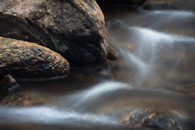 küçük bir nehir taşları ile