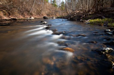 küçük bir nehir taşları ile