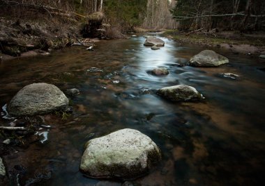 küçük bir nehir taşları ile