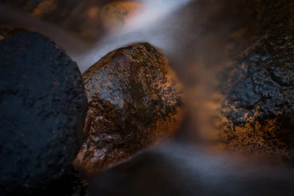 Um pequeno rio com pedras — Fotografia de Stock