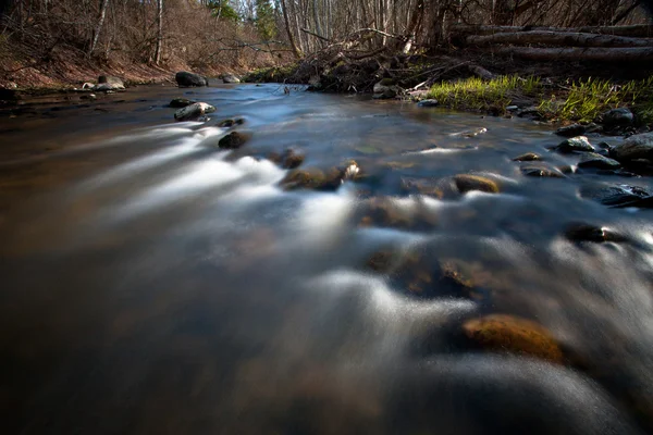 Een riviertje met stenen — Stockfoto