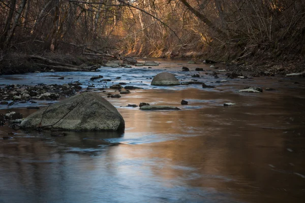 küçük bir nehir taşları ile