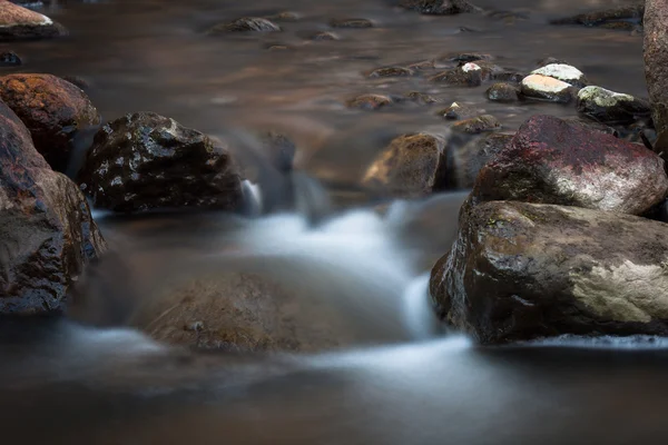 Un piccolo fiume con pietre — Foto Stock