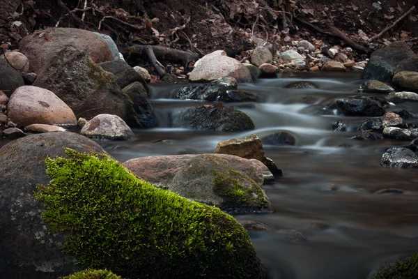 En liten flod med stenar — Stockfoto