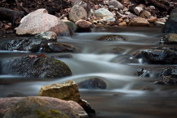 Маленька річка з камінням — стокове фото