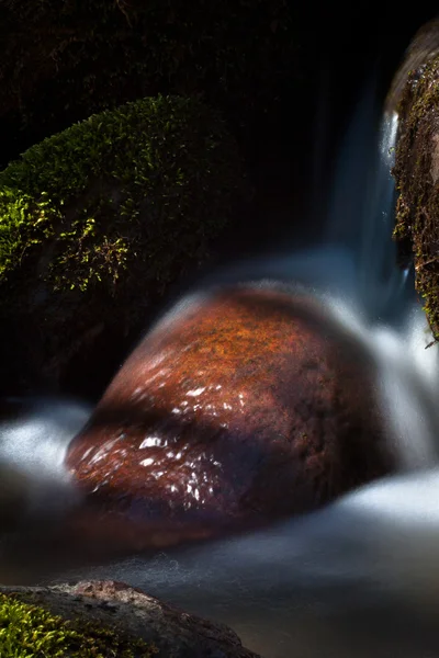 Um pequeno rio com pedras — Fotografia de Stock