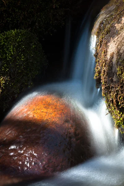 Un pequeño río con piedras — Foto de Stock