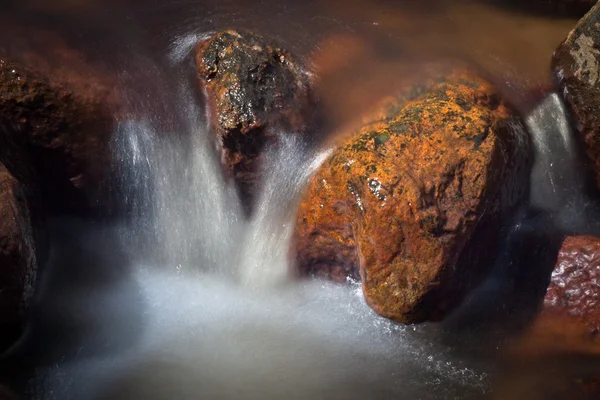 Um pequeno rio com pedras — Fotografia de Stock