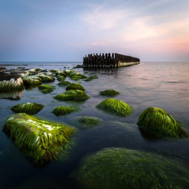 pape içinde taş olan eski waterbreak