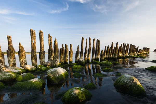 Velho waterbreak com pedras no pape — Fotografia de Stock