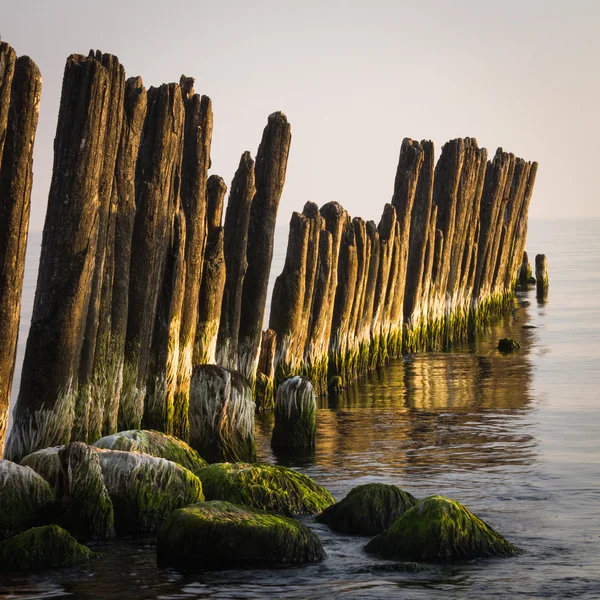 Velho waterbreak com pedras no pape — Fotografia de Stock