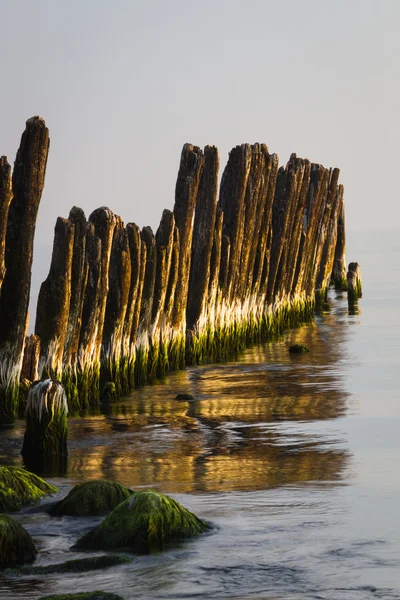 Velho waterbreak com pedras no pape — Fotografia de Stock