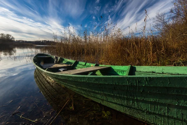 Fiskebåtar i sjön — Stockfoto