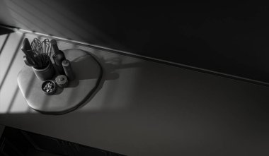 Tek renkli siyah mutfak ve mutfak tezgahları sabah güneşinde onun üzerindedir. Düz koyu renk ve üstten görünüm sahnesi, 3d Renklendirme