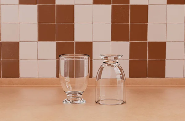 Два Прозрачных Стакана Воды Бок Бок Кухонном Столе Коричневого Цвета — стоковое фото