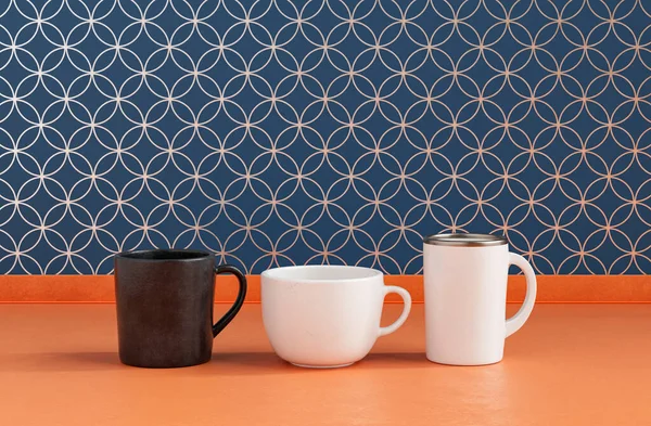 Tre Olika Kaffemuggar Sida Vid Sida Köksbänk Med Vägg Närbild — Stockfoto
