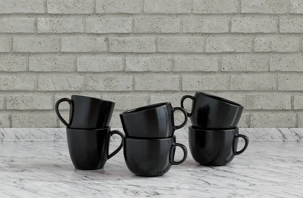 Черные Кофейные Кружки Сложенные Сверху Друг Друга Кухонной Столешнице Стеной — стоковое фото