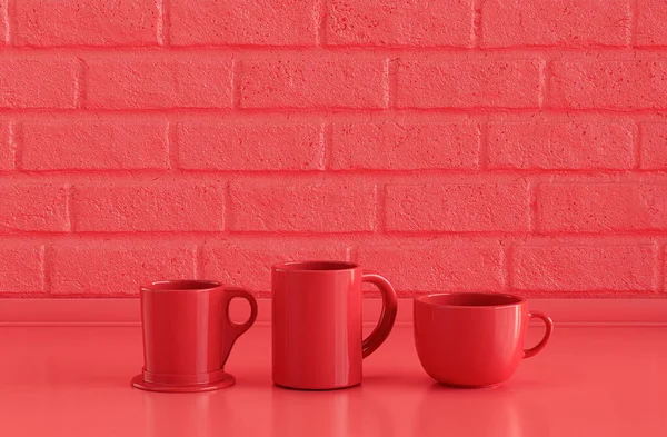 Drei Rote Kaffeebecher Nebeneinander Auf Monochromer Roter Küchenarbeitsplatte Mit Wand — Stockfoto
