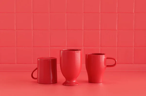 Singel Röd Färg Kaffemuggar Och Ett Glas Vatten Sida Vid — Stockfoto