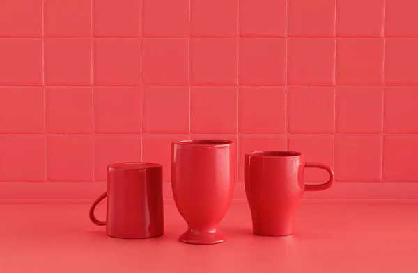 Einzelne Rote Farbe Kaffeebecher Und Ein Wasserglas Nebeneinander Auf Monochromer — Stockfoto