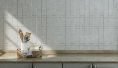 Mutfak tezgahında değişik mutfak gereçleri var. Alternatif beyaz fayanslı duvarlar var. Sabah güneşinin altında.