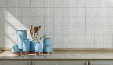 Mutfak tezgahında çeşitli kavanozlar, sürahiler ve tahta kaşıklar var. Sıralı beyaz fayanslı duvarlar var. Sabah güneşinin altında.