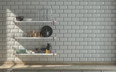 Sıcak sabah güneşinin altında mermer mutfak tezgahı, beyaz seramik alternatif fayanslar duvar, ve duvara asılmış mutfak rafları çeşitli mutfak gereçleri, 3D