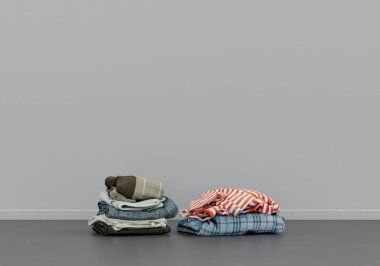 Çamaşırları yere katlamış, kumaş ve aksesuarları gri bir iç odada fotokopi alanı olan, 3D çizim, kimse yok.