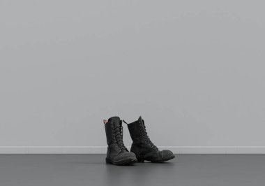 Yerde bir çift siyah ayakkabı. Gri bir iç odada giysi ve aksesuar. Fotokopi alanı var.