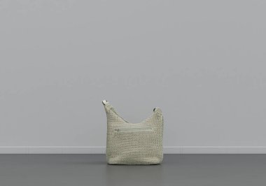 Kadının çantası yerde, kumaş ve aksesuarlar gri bir iç odada fotokopi alanı, 3D görüntüleme, kimse yok.